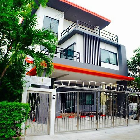 4 Bedroom House At Skytrain Bangkok Bagian luar foto